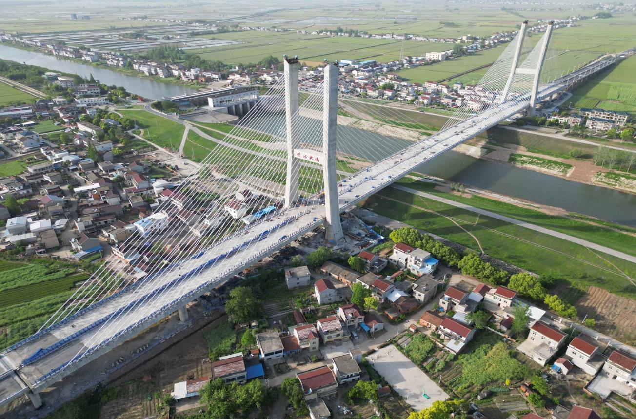 建設(shè)投資集團(tuán)（原路橋集團(tuán)）G347安九二期楊灣河特大橋。安徽建工集團(tuán)供圖